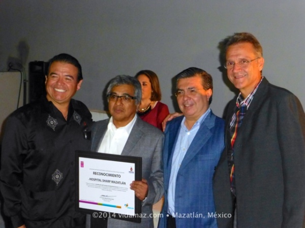 Chairman Kuroda receiving a plaque from State Secretary of Tourism Cordova,<br />State Secretary of Health Echeverría, and Mazatlán Mayor Felton.